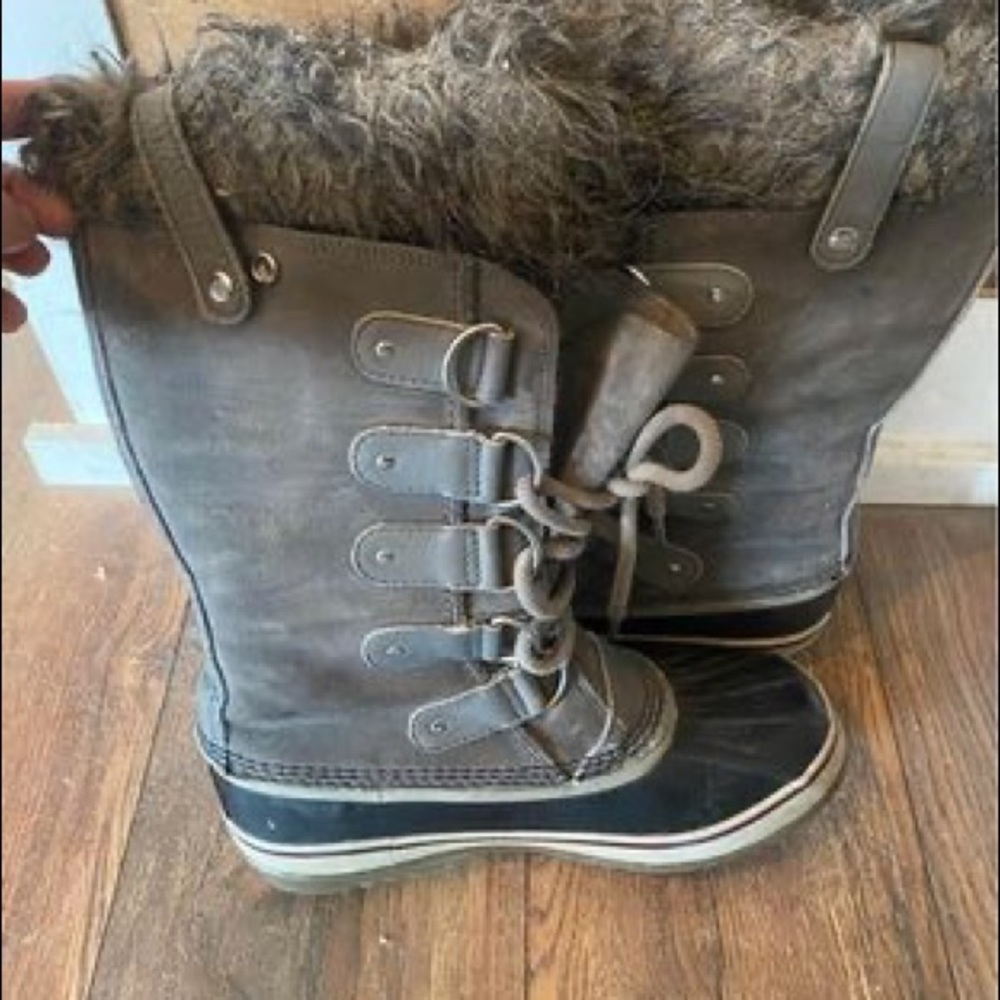 Women’s Sorel Joan of Arc snow boots, 8.5